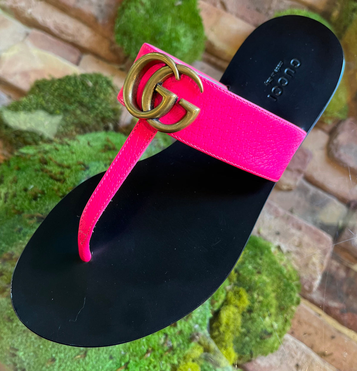 Gucci Neon Pink Leather Marmont Thong Sandals SZ 36