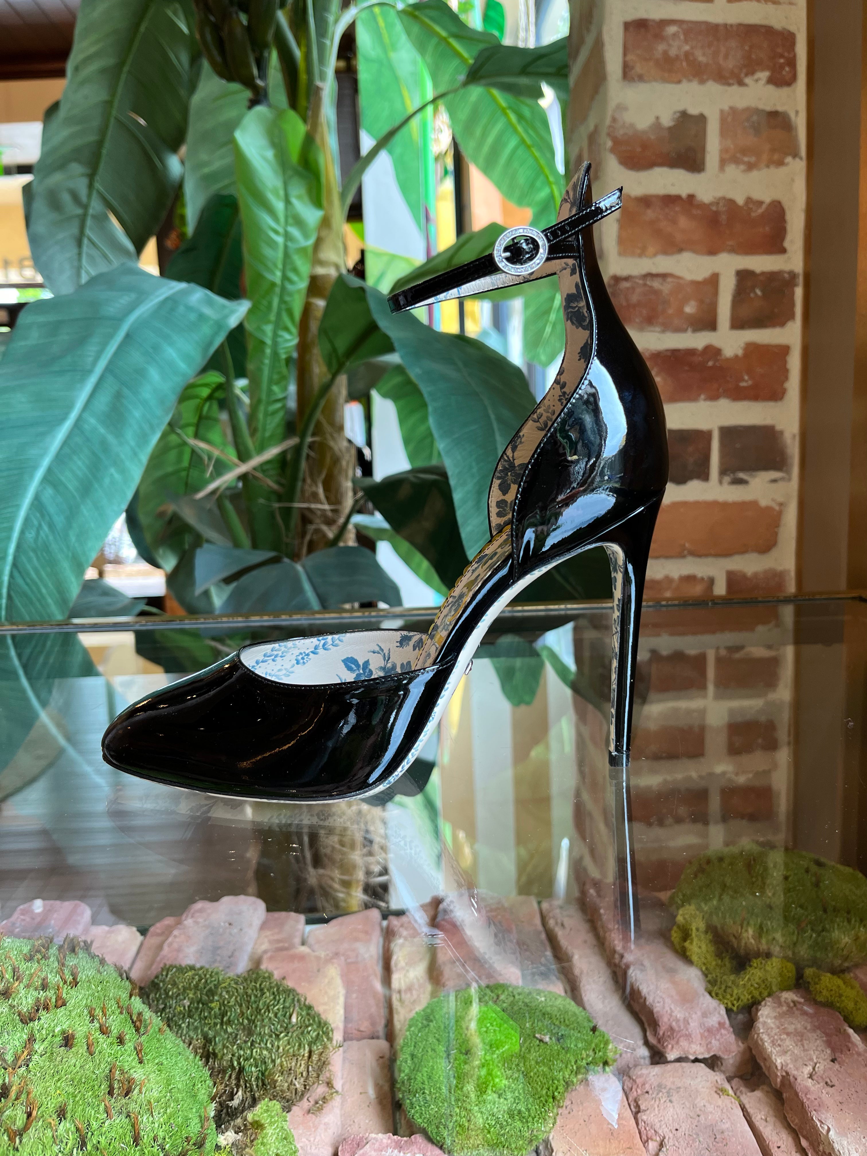 Louis Vuitton Burgundy/Black Patent Leather Ankle Strap Platform Pumps Size 39.5
