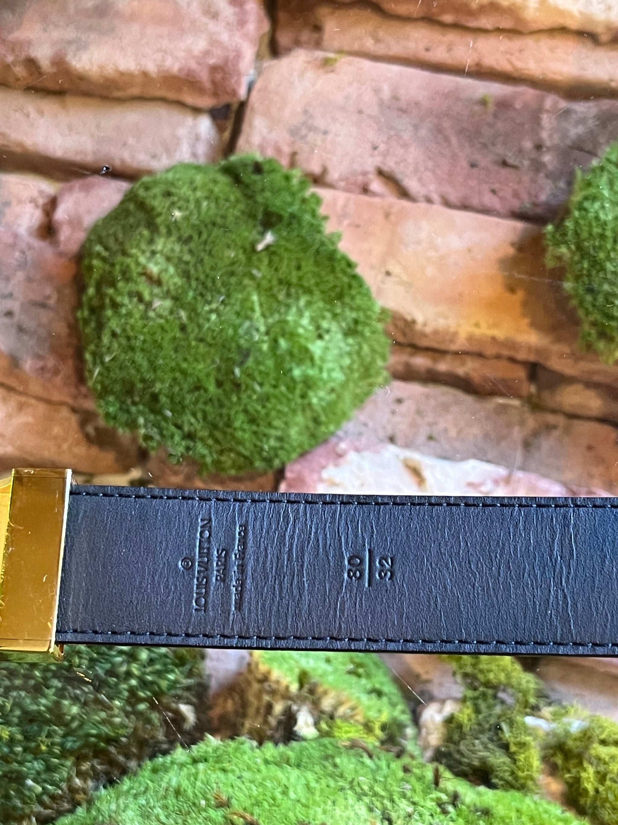 WOMAN'S PATENT LEATHER GREEN SIGNATURE 'LV' BUCKLE BELT SIZE 80